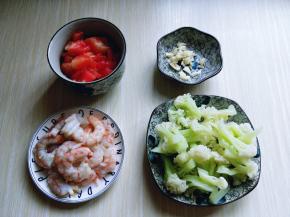 虾仁开水中烫一下去腥，大蒜去皮切碎。