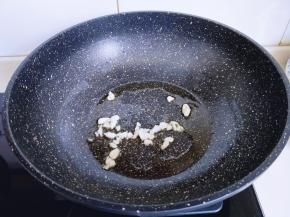 起油锅，加入菜籽油，再加入切好的蒜炒香。