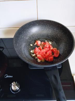 加入切好的番茄块。