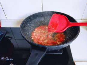 待番茄软时加入番茄酱。