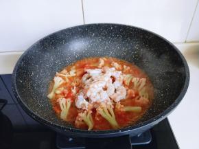 再加入虾仁，加入料酒。