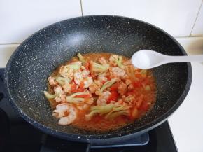 加入食用盐调味。