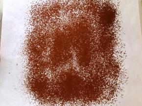 取一张油纸筛上可可粉