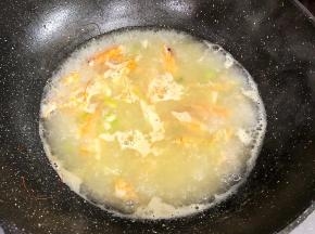 我今天好勤快，用虾头虾壳做了一个汤底