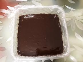 倒入保鲜盒里放入冰箱冷藏至凝固，也可以冷冻两个小时更好切