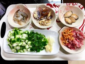 将材料洗净，虾去头去肠，白贝焯水剥肉（我留了几个带壳的装饰一下），鲍鱼去肠刷干净，肉剁碎，虾米洗净，丝瓜切粒备用。