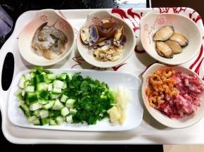 将材料洗净，虾去头去肠，白贝焯水剥肉（我留了几个带壳的装饰一下），鲍鱼去肠刷干净，肉剁碎，虾米洗净，丝瓜切粒备用。