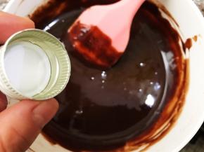 加入朗姆酒搅拌均匀