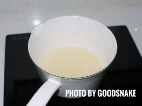 锅内放入水和砂糖②，中火加热