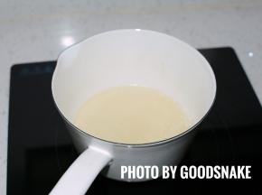 锅内放入水和砂糖②，中火加热