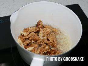 关火，倒入核桃，用刮刀搅拌，使核桃均匀的挂上糖糊