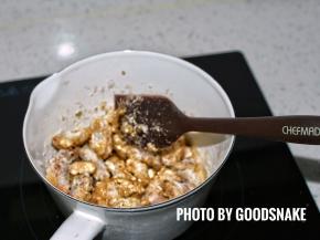 开小火，用刮刀一直翻拌，使结晶状的砂糖变成焦糖状后关火，放入黄油混合均匀