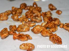 稍稍冷却，掰成小块在烘焙纸上冷却