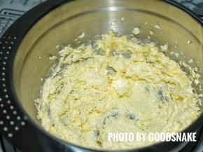 黄油软化后加入砂糖①打发到羽毛状