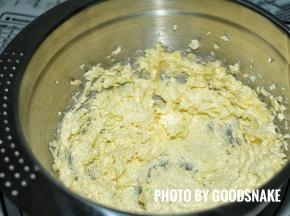 黄油软化后加入砂糖①打发到羽毛状