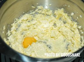 加入蛋黄搅拌均匀