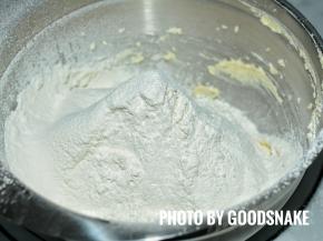 筛入低筋面粉搅拌至看不见干粉