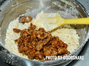 加入焦糖核桃拌匀