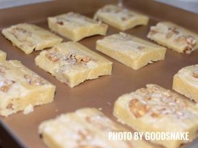 切成1厘米的厚片，烤箱预热至170℃，饼干放在烤箱中层烤14～19分钟