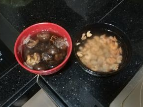 冬菇用水浸泡至软；瑶柱、虾米用水洗泡干净备用