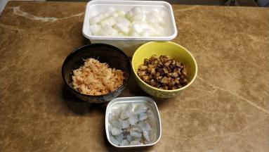 泡软了的冬菇切丁、瑶柱撕碎、虾仁切粒