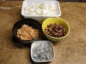 泡软了的冬菇切丁、瑶柱撕碎、虾仁切粒