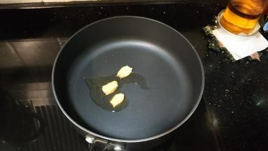锅里放入少许油，下姜片炒香