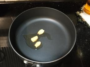 锅里放入少许油，下姜片炒香