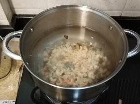 倒入足量的水烧开后放入冬菇丁、瑶柱、虾米煮制