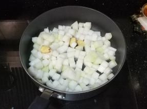 再放入冬瓜丁翻炒一下