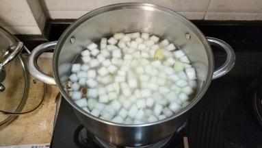倒入炒好的冬瓜丁