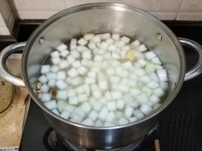 倒入炒好的冬瓜丁