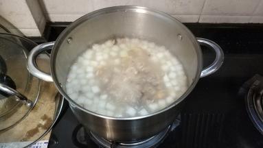 煮约5-8分钟后放入盐、鱼露、酱油调味放入虾粒煮一会儿，最后倒入水淀粉收茨即可