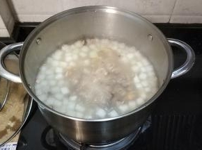 煮约5-8分钟后放入盐、鱼露、酱油调味放入虾粒煮一会儿，最后倒入水淀粉收茨即可