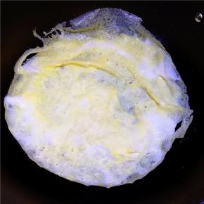 鸡蛋打散，锅中放入少许油，将鸡蛋倒入，摊成皮，成熟出锅。