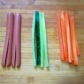 胡萝卜、火腿肠、黄瓜切成长条备用