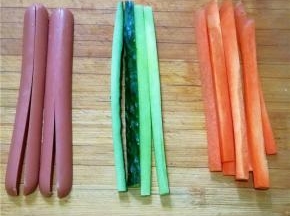 胡萝卜、火腿肠、黄瓜切成长条备用