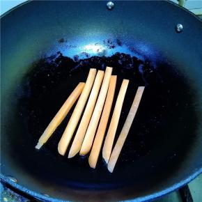 胡萝卜放入摊鸡蛋的锅中稍加热
