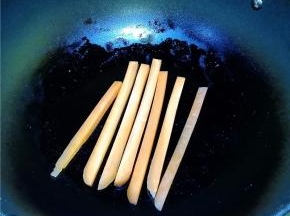 胡萝卜放入摊鸡蛋的锅中稍加热
