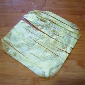 鸡蛋皮切成长方形，再切成条状（也可以不切）