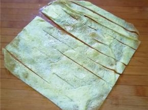 鸡蛋皮切成长方形，再切成条状（也可以不切）