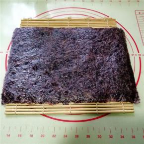 取一寿司帘，放上一张海苔