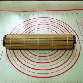 自下而上的卷起来，放入冰箱冷藏10分钟，以便于切块