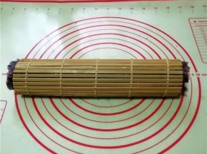 自下而上的卷起来，放入冰箱冷藏10分钟，以便于切块