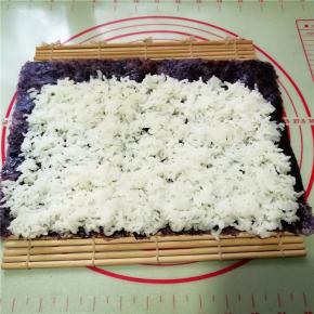 再放上适量的米饭平铺，海苔四周边沿留出现1.5CM