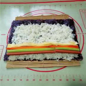 放上黄瓜条、火腿肠条、胡萝卜条和鸡蛋皮条