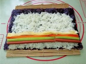 放上黄瓜条、火腿肠条、胡萝卜条和鸡蛋皮条