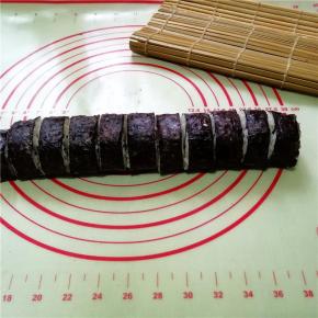 用刀切成块（切的时候刀表面沾些水再切段，防止粘刀）