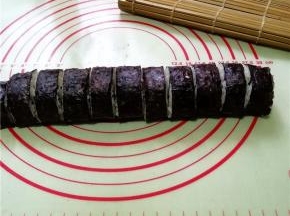 用刀切成块（切的时候刀表面沾些水再切段，防止粘刀）