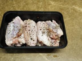 鸡翅洗净沥干水，用黑椒碎、蒜盐腌制一天（放冰箱）